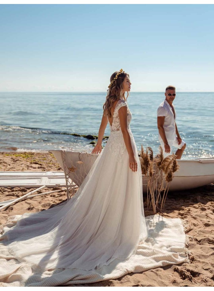 Vestido de novia con corte princesa con cuerpo semitransparente en tul bordado de ANNIE VICTOR en INVITADISIMA