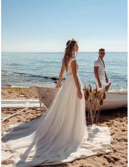 Vestido de novia con corte princesa con cuerpo semitransparente en tul bordado de ANNIE VICTOR en INVITADISIMA
