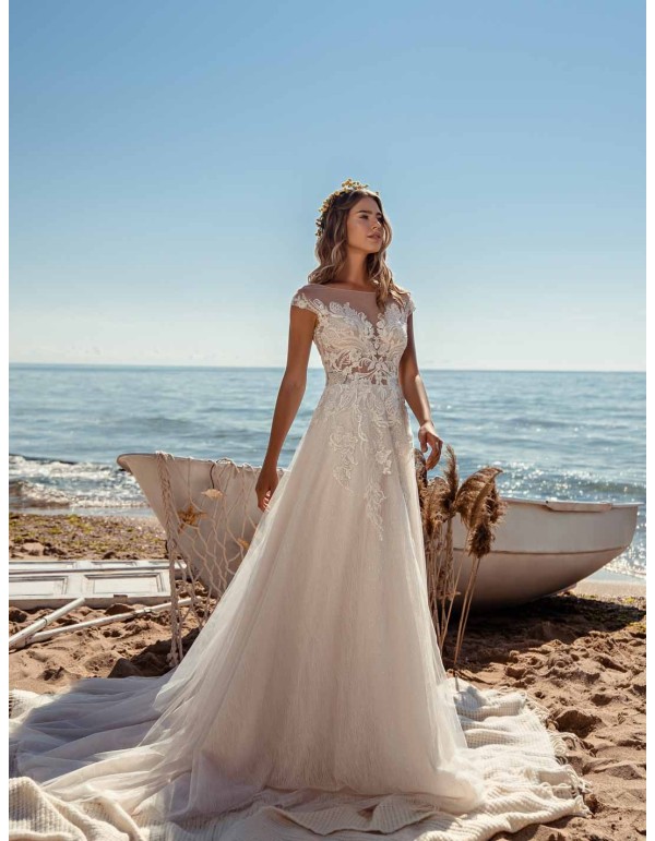 Vestido de novia con corte princesa con cuerpo semitransparente en tul bordado precioso en INVITADISIMA