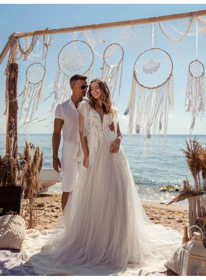 Princess cut wedding dress, lace tulle with rhinestones and open back at INVITADISIMA