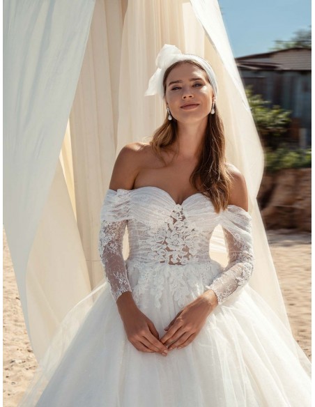 Vestido de novia con corte princesa y envolvente escote aportando feminidad en INVITADISIMA