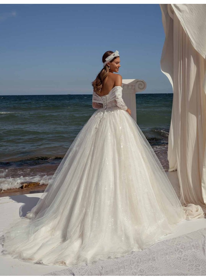 Vestido de novia con corte princesa y envolvente escote con manga larga de delicado encaje Jeorjett Fashion Group - 4