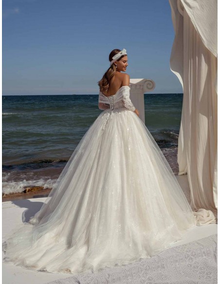 Vestido de novia con corte princesa y envolvente escote con manga larga de delicado encaje Jeorjett Fashion Group - 4