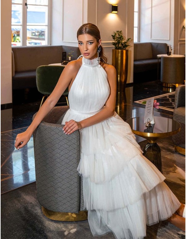 Vestido midi de fiesta de cuello halter y falda con capas de tul en INVITADISIMA