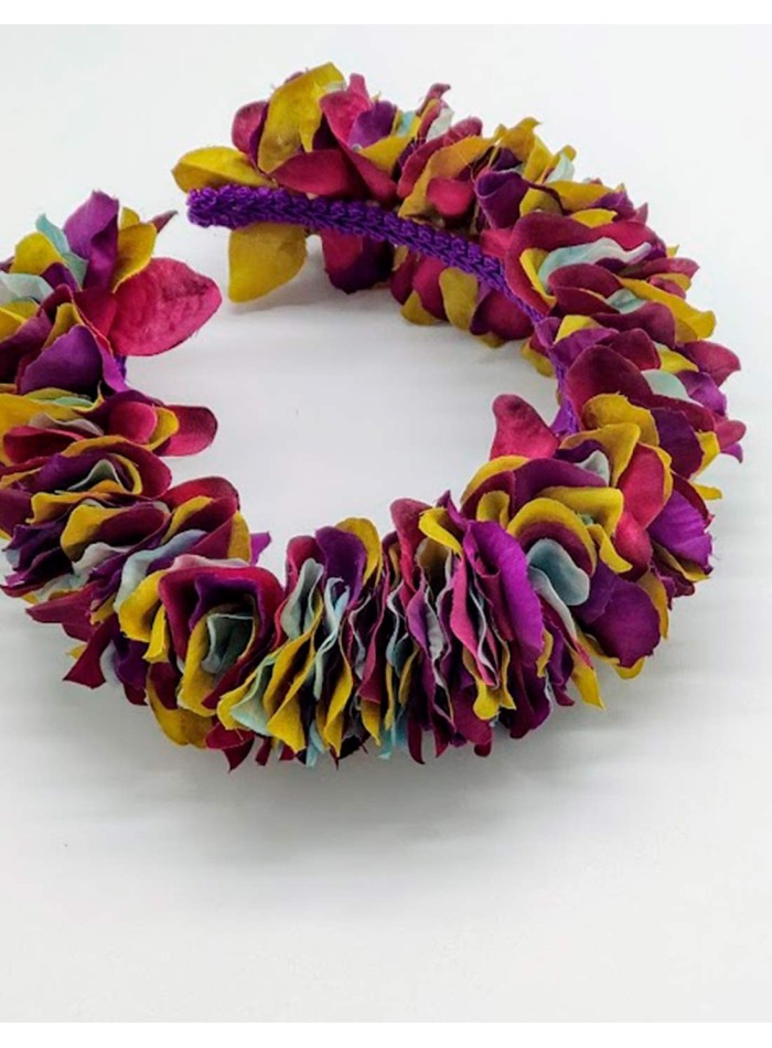 Diadema con pétalos de hortensia multicolor de Monisima de la muerte