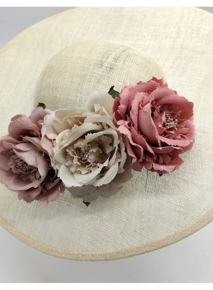 Pamela en base de sinamay con flores en tonos pastel