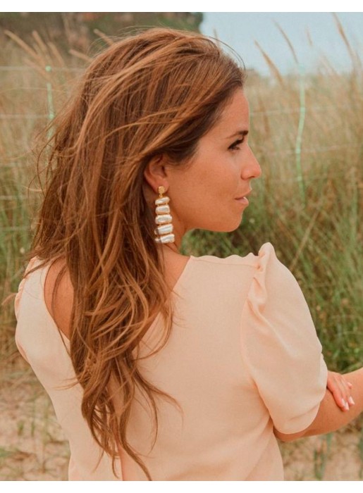 Long golden earrings with pearls by Acus Complementos