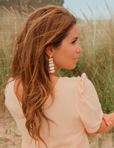 Long golden earrings with pearls by Acus Complementos