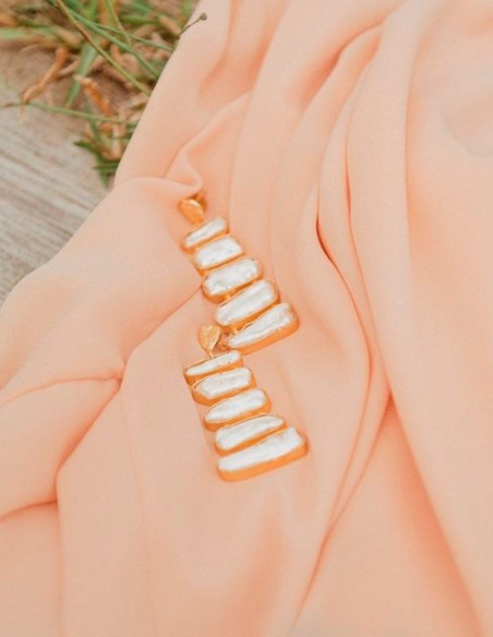 Long golden earrings with pearls by Acus Complementos