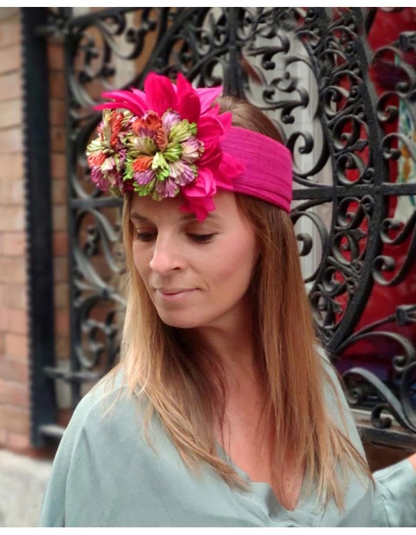 Turbante en seda de sinamay adornado con flores aterciopeladas