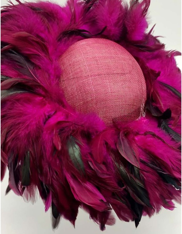 Pamela cubierta de plumas de faisán en color buganvilla para invitadas 2