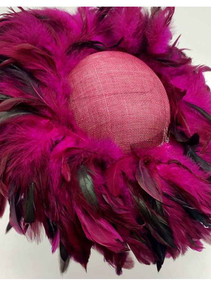 Pamela recubierta de plumas de faisán en color buganvilla de Monisima de la Muerte