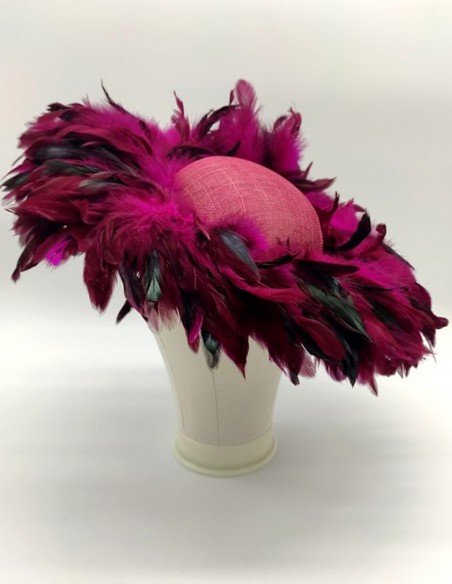 Pamela recubierta de plumas de faisán en color buganvilla