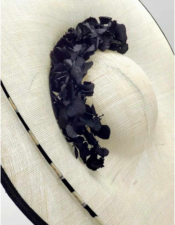 Tocado con base de sinamay decorada con ramas de hortensias preservadas 2