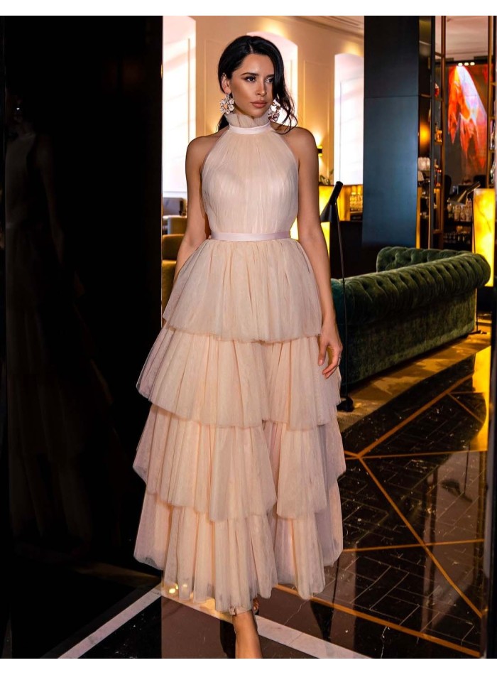 Vestido midi de fiesta de cuello halter y falda con capas de tul