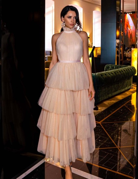 Vestido midi de fiesta de cuello halter y falda con capas de tul