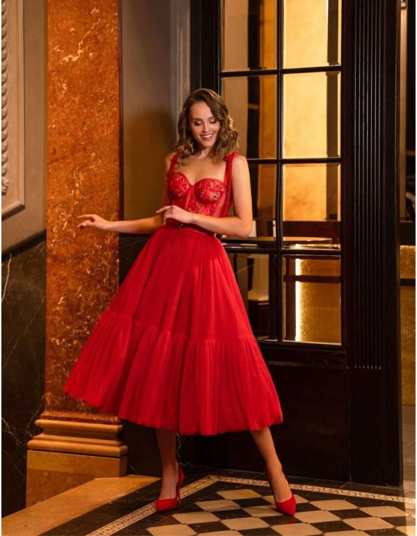 Vestido midi con falda de tul y corpiño con escote corazón