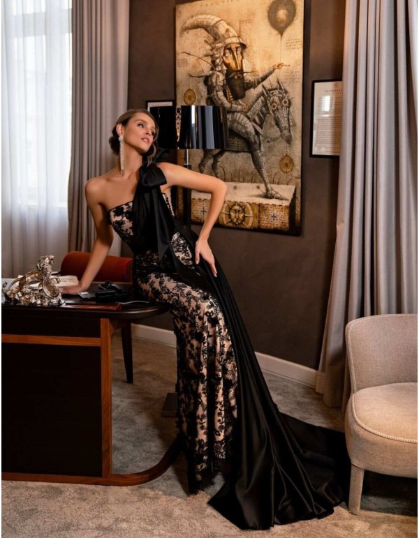 Vestido largo con bordado floral y escote palabra de honor