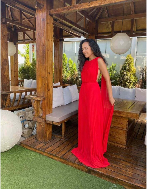 Robe longue drapée avec manches cape