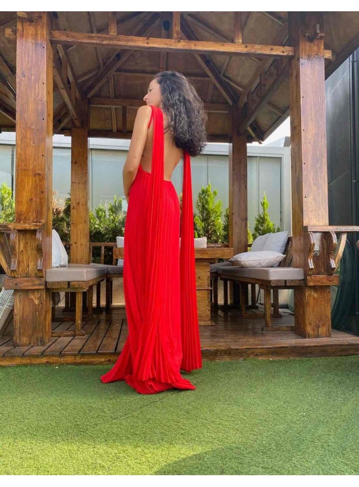 Vestido largo de fiesta plisado con manga capa