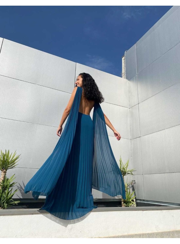 Vestido largo de fiesta plisado con manga capa