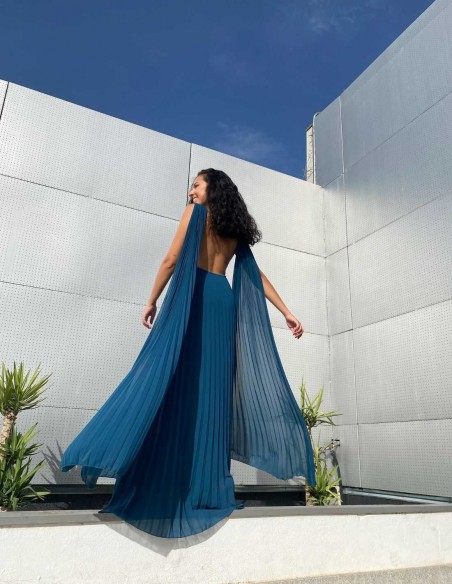 Vestido largo de fiesta plisado con manga capa