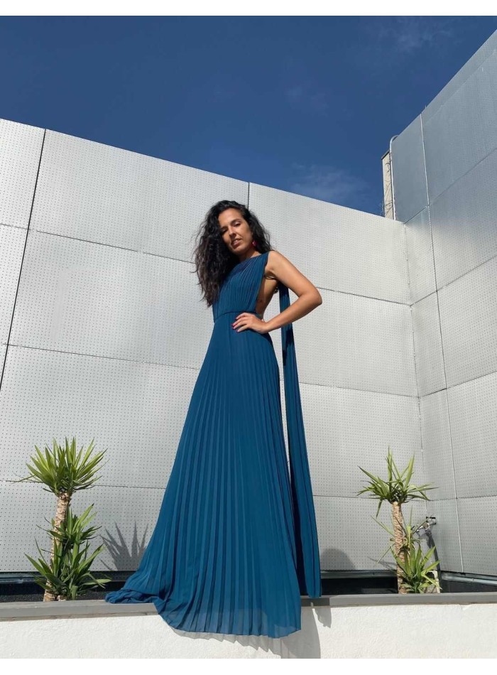 Robe longue drapée avec manches cape