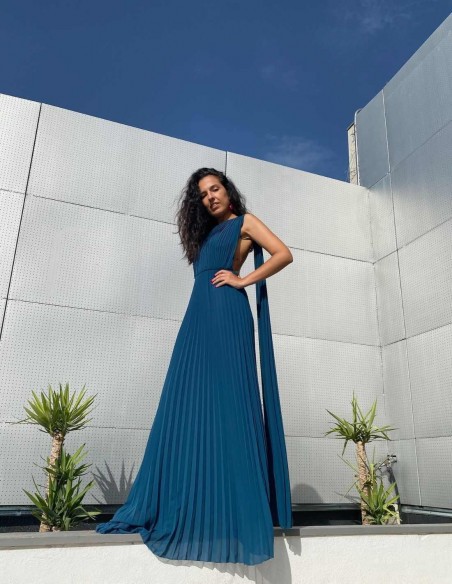 Vestido largo de fiesta plisado con manga capa