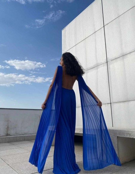 Vestido largo de fiesta plisado con manga capa