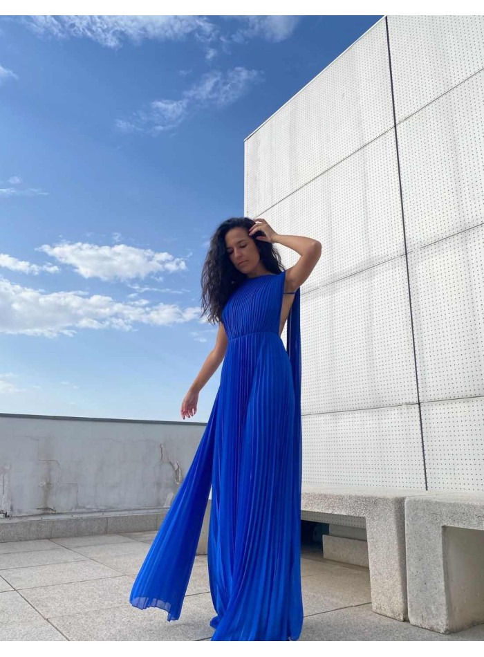 Vestido largo de fiesta plisado con manga capa