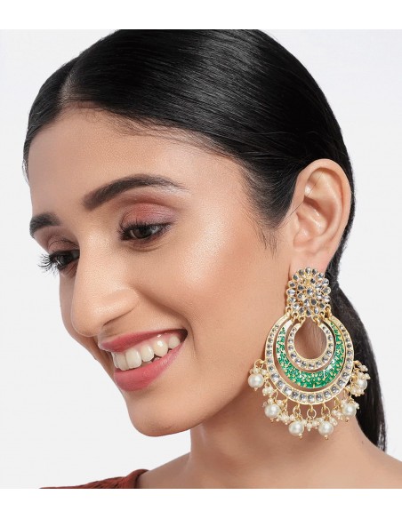 Pendientes de fiesta lacados con incrustaciones de circonitas y perlas verdes