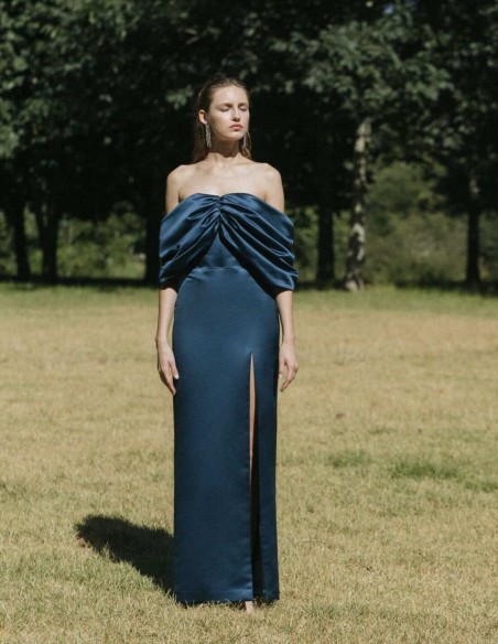 Robe longue en satin bleu marine avec encolure bardot