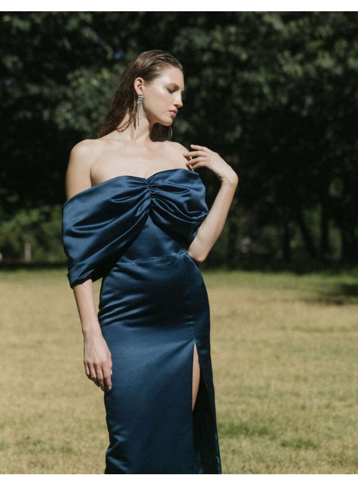 Vestido largo satinado azul marino escote bardot