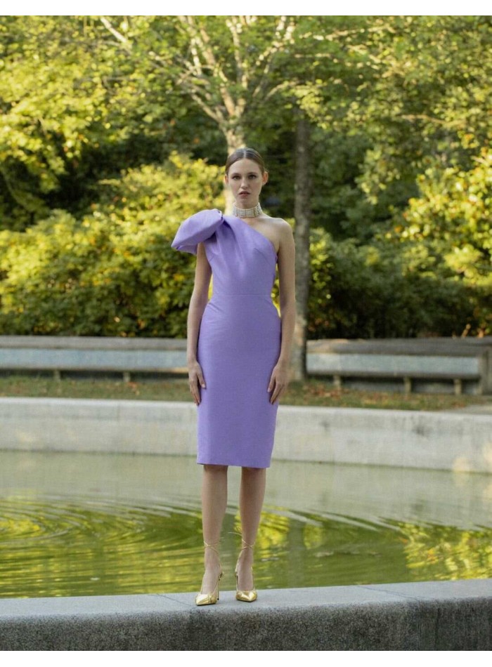 Robe asymétrique décolletée avec laçage