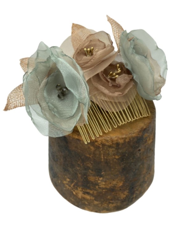 Coiffure à fleurs vertes et beiges