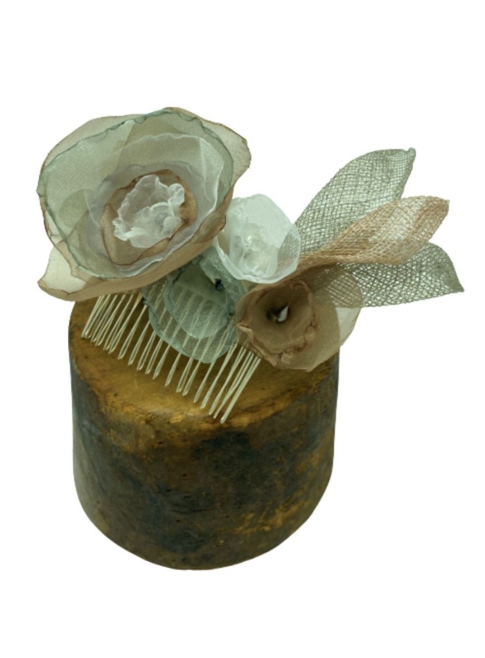 Tocado peineta de tul de plumeti con sinamay