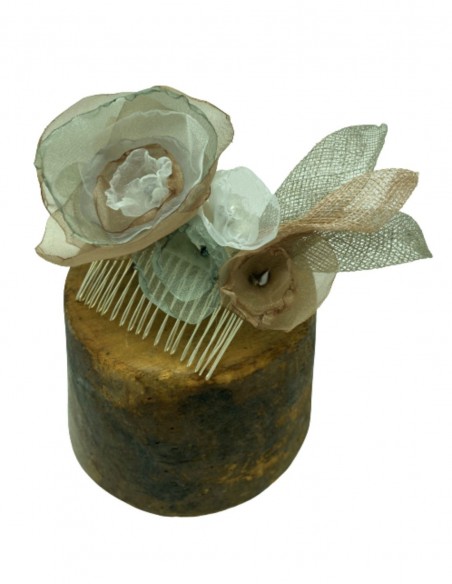 Tocado peineta de tul de plumeti con sinamay