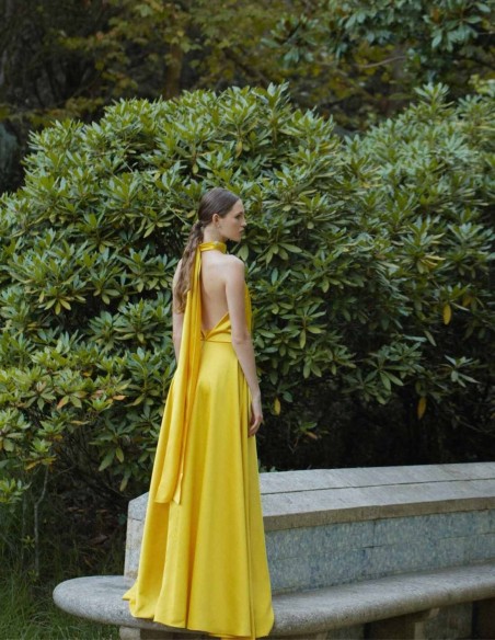 Robe longue jaune avec encolure dos nu et bretelles