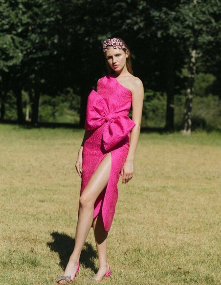 Vestido midi con lazada en la cintura y escote asimétrico