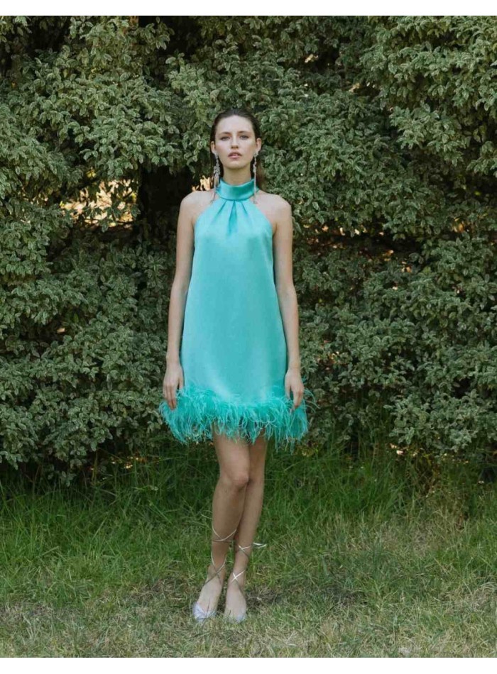 Vestido de cóctel con plumas y escote halter