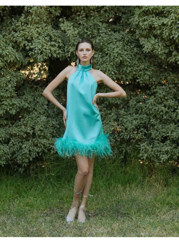 Vestido de cóctel con plumas y escote halter