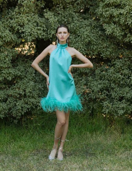 Vestido de cóctel con plumas y escote halter
