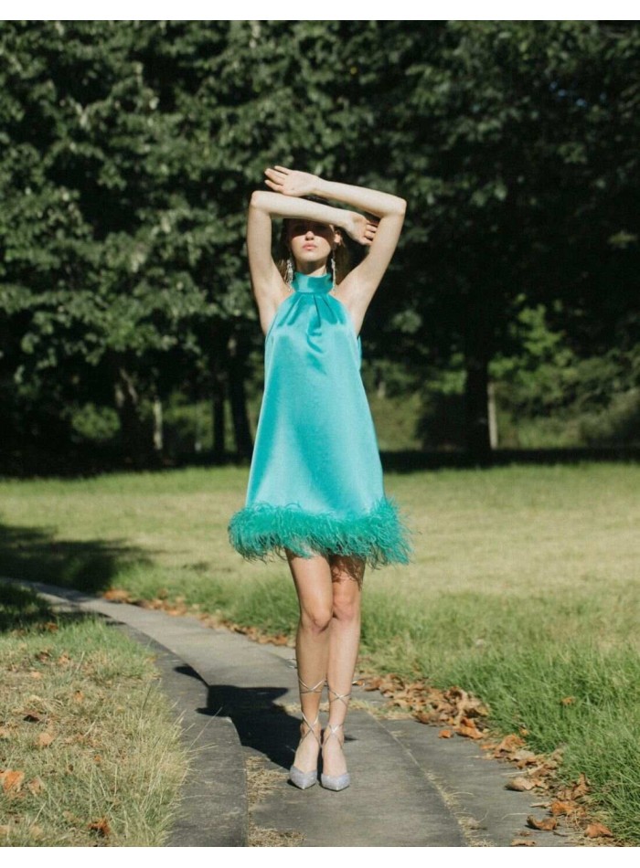 Vestido de cóctel con plumas y escote halter