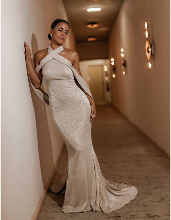Vestido largo de fiesta en corte sirena y escote halter