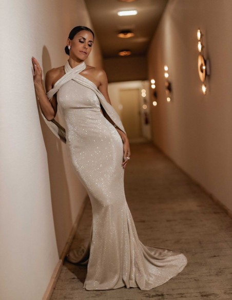 Vestido largo de fiesta en corte sirena y escote halter