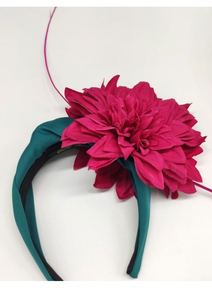 Diadema de tela con nudo plano central adornada con flor y raqui azul