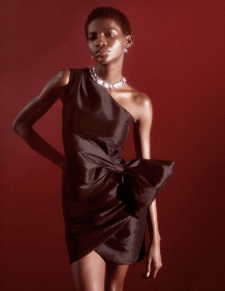 Vestido corto de fiesta con escote asimétrico y maxi lazo