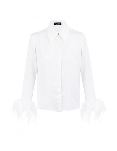 Camisa de fiesta con plumas y botón joya