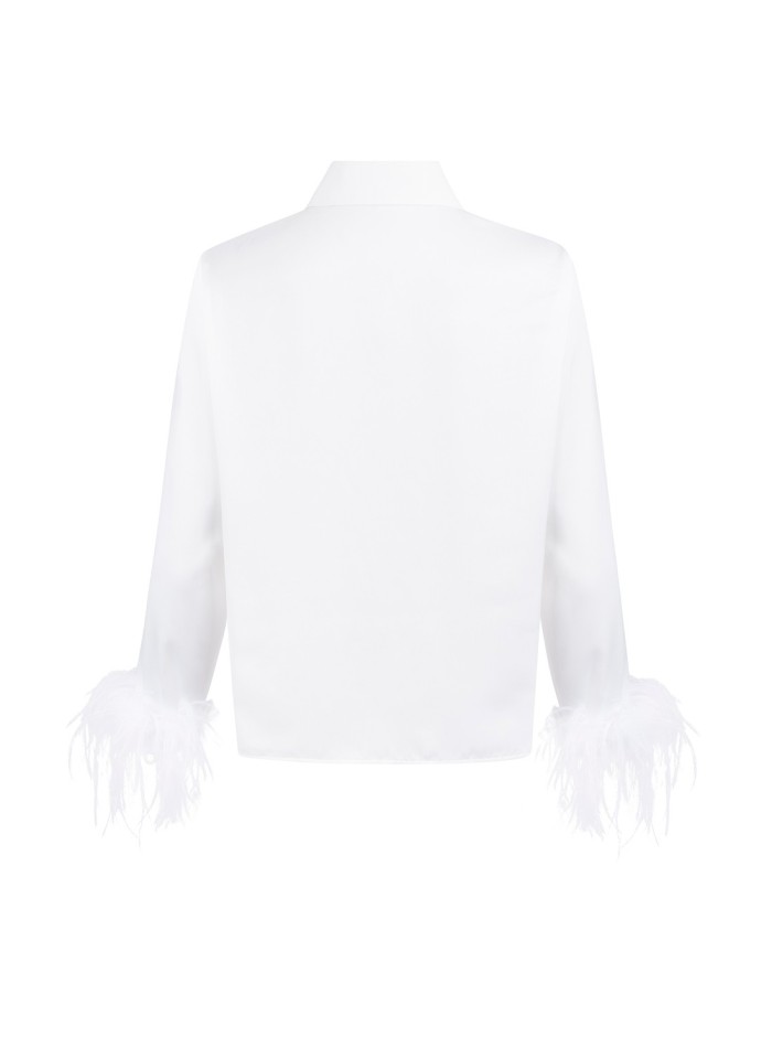 Camisa de fiesta con plumas y botón joya