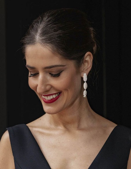 Pendientes de fiesta largos plateados con figuras de cristal incrustado-2